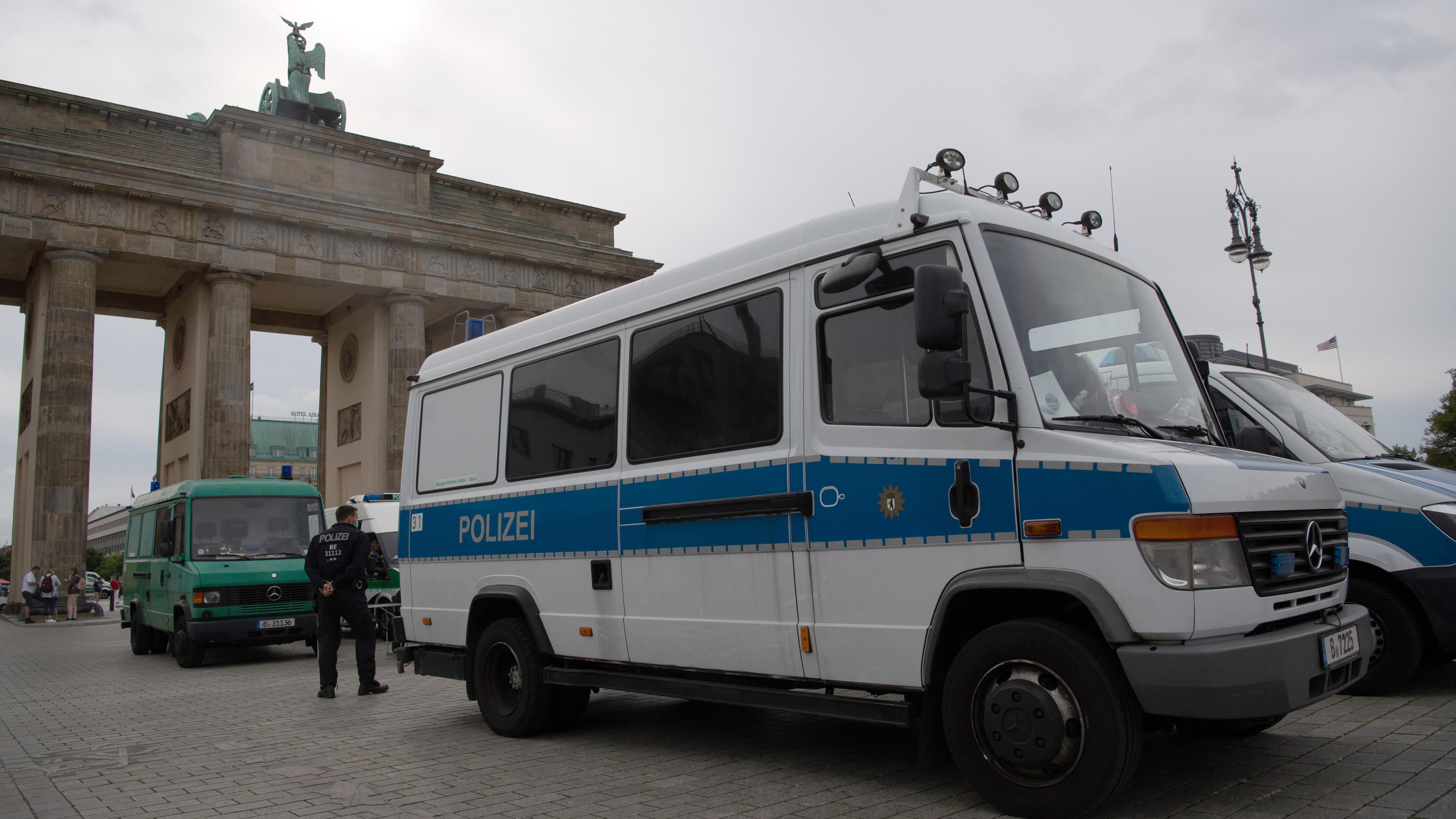 Angriffe Und Widerstand Bei "Querdenker"-Demos: Berliner Polizei ...