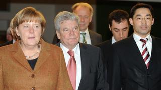 Die Politiker Sigmar Gabriel (SPD l-r), Angela Merkel (CDU), Joachim Gauck, Jürgen Trittin (Grüne) und Philipp Rösler (FDP) kommen am Sonntag (19.02.2012) im Bundeskanzleramt in Berlin zu einer Pressekonferenz zusammen. Die schwarz-gelbe Koalition hat sich mit SPD und Grünen auf den DDR-Bürgerrechtler Joachim Gauck als Kandidat für das Bundespräsidentenamt geeinigt. Foto: Britta Pedersen dpa/lbn  +++(c) dpa - Bildfunk+++
