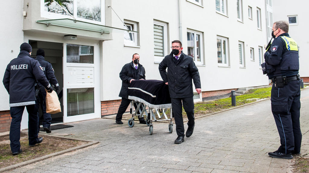 ARCHIV - 08.02.2021, Hamburg: Bestatter transportieren im Februar im Hamburger Stadtteil Bramfeld einen Sarg aus einem Mehrfamilienhaus ab. Ein Mann soll dort am vorherigen Abend seine Mutter umgebracht haben. Etwa einen Tag zuvor soll er auch seine