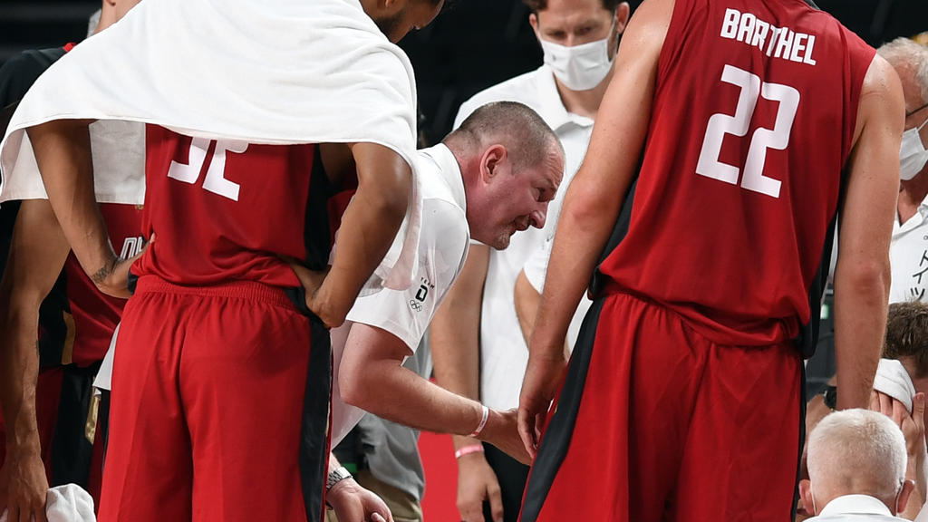 28.07.2021, Japan, Saitama: Basketball: Olympia, Nigeria - Deutschland, Vorrunde, Gruppe B, 2. Spieltag in der Saitama Super Arena. Henrik Rödl (M), Bundestrainer von Deutschland, spricht in einer Auszeit mit seinen Spielern. Foto: Swen Pförtner/dpa