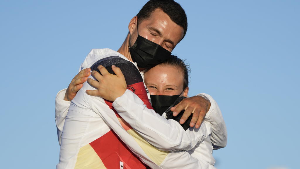 03.08.2021, Japan, Fujisawa: Segeln: Olympia, Mixed, Nacra 17 , Medal Race im Enoshima Yacht Harbour. Alica Stuhlemmer und Paul Kohlhoff aus Deutschland mit der Bronzemedaille bei der Siegerehrung. Foto: Bernat Armangue/AP/dpa +++ dpa-Bildfunk +++