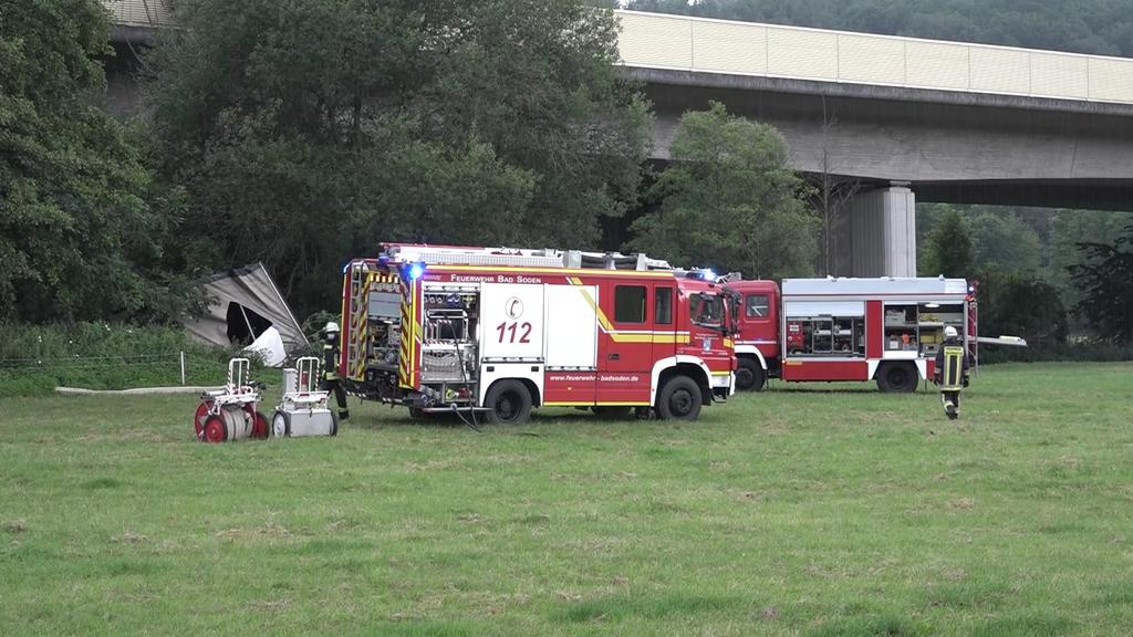 Sattelschlepper stürzt von Kinzigtalbrücke