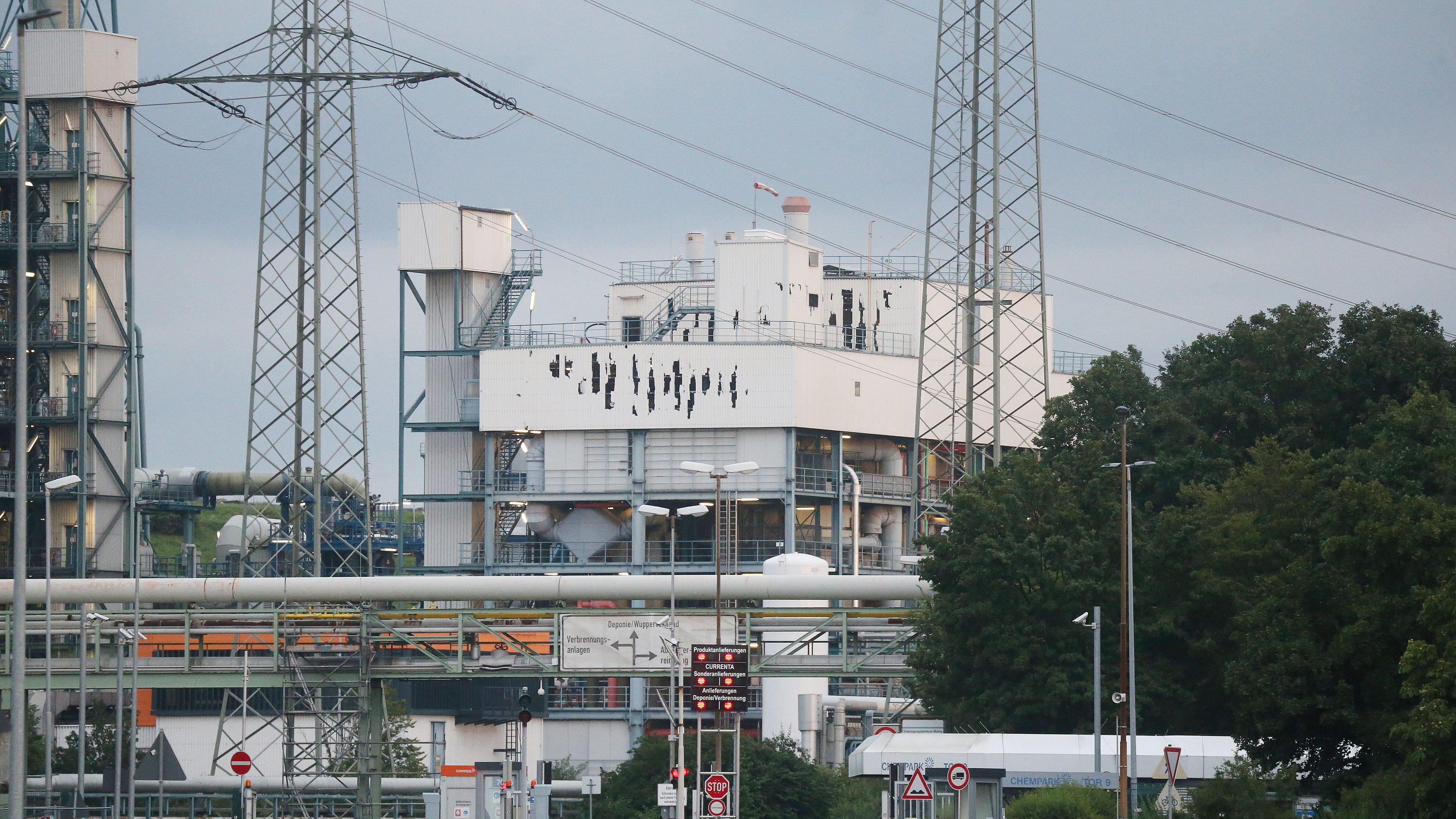 28.07.2021, Nordrhein-Westfalen, Leverkusen: Nach der Explosion im Leverkusener Chempark sind am Gebäude Schäden zu erkennen. Foto: David Young/dpa +++ dpa-Bildfunk +++