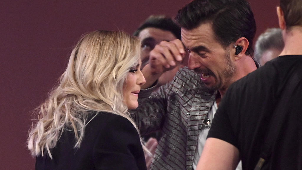 Im Oktober 2019 überrascht Helene Florian beim großen "Schlagerboom". Davon ist Florian so gerührt, dass er ein paar Tränen vergießt.
