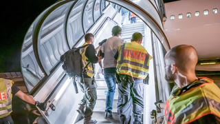ARCHIV - 30.07.2019, Sachsen, Leipzig: Polizeibeamte begleiten einen Afghanen auf dem Flughafen Leipzig-Halle in ein Charterflugzeug. (zu dpa: «Pro Asyl hält Abschiebung nach Afghanistan für unverantwortlich») Foto: Michael Kappeler/dpa +++ dpa-Bildfunk +++