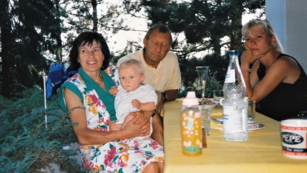 Alena Gerber als Kind auf dem Arm von ihrer Oma Irmtraud.