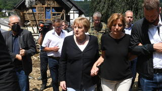 ARCHIV - 18.07.2021, Rheinland-Pfalz, Schuld: Bundeskanzlerin Angela Merkel (3.v.r.) und Malu Dreyer (2.v.r,SPD), Ministerpräsidentin von Rheinland-Pfalz, gehen durch das vom Hochwasser verwüstete Dorf Schuld in der Nähe von Bad Neuenahr-Ahrweiler. (zu dpa Themenpaket zum Ende der Ära Merkel nach der Bundestagswahl) Foto: Christof Stache/POOL AFP/dpa +++ dpa-Bildfunk +++