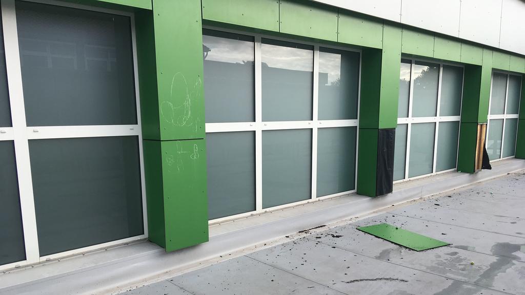 Mit viel Kraft müssen die Randalierer in der Nacht von Freitag auf Samstag gewütet haben. Sie rissen sogar Platten von der Fassade.