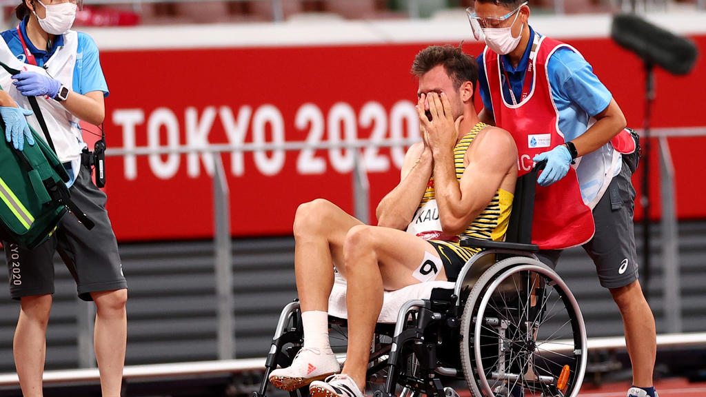 Tokyo 2020 Olympics - Athletics - Men's 400m - Decathlon 400m - Olympic Stadium, Tokyo, Japan - August 4, 2021. Niklas Kaul of Germany reacts as he receives medical attention REUTERS/Andrew Boyers