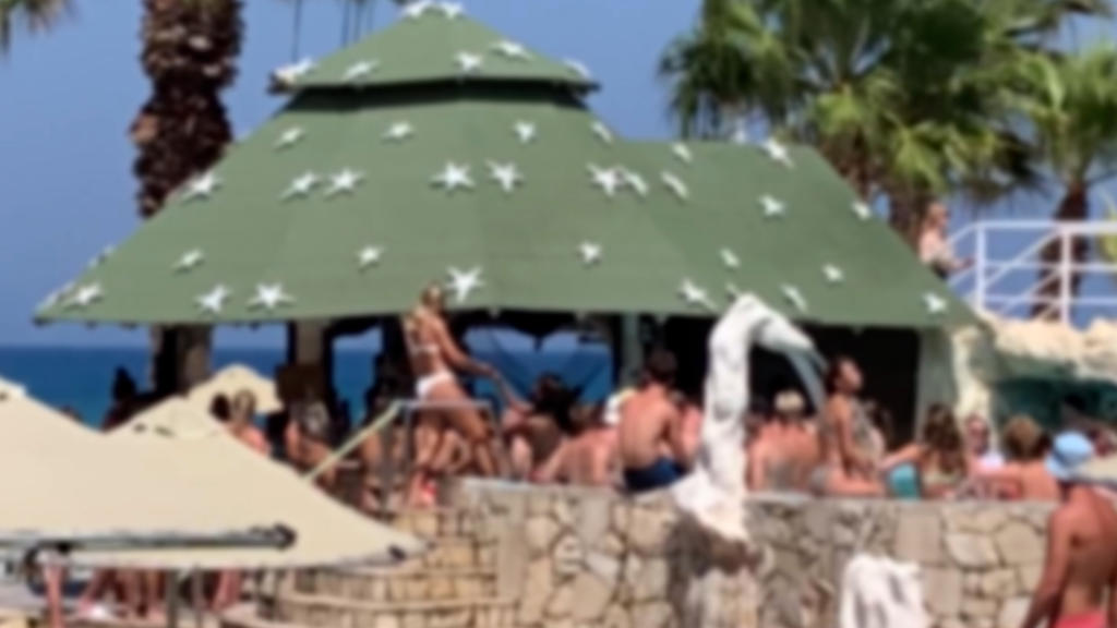 Urlauber auf Kreta in einem Pool