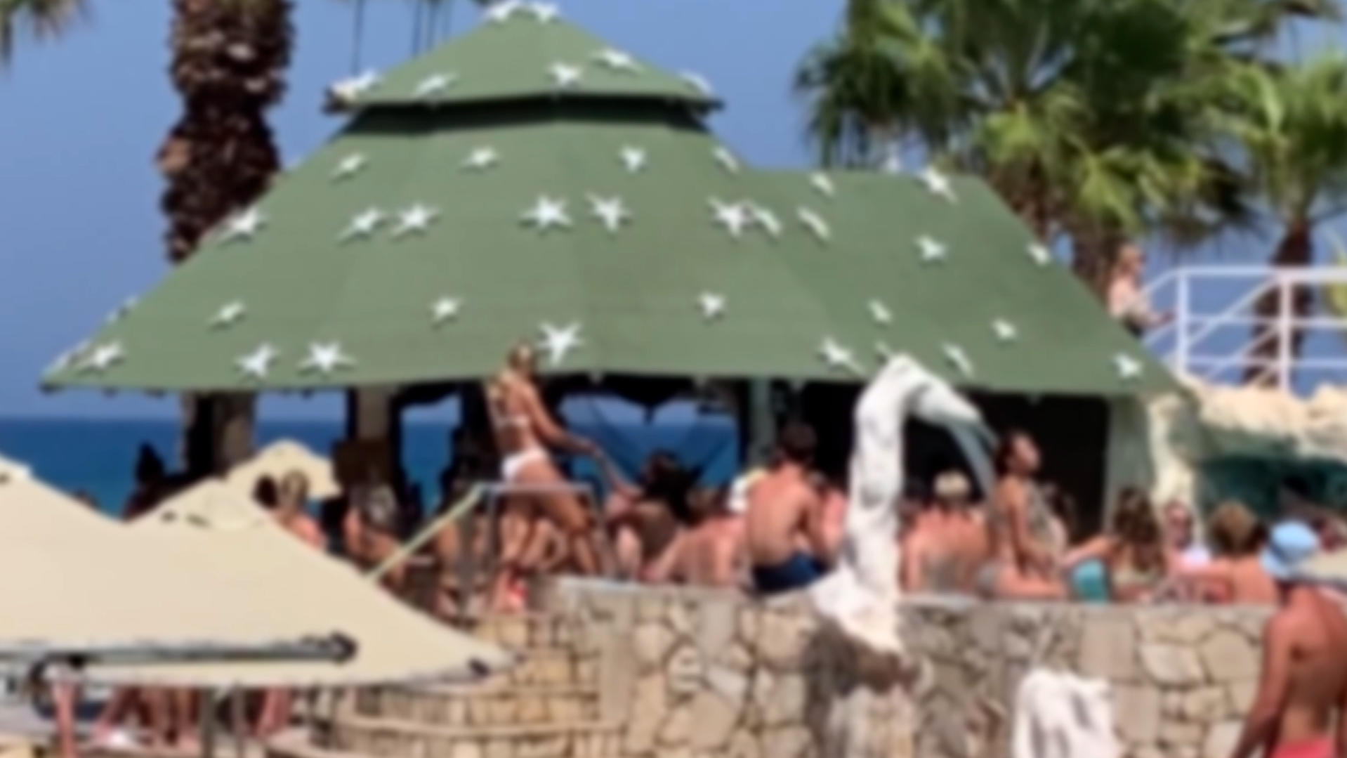 Urlauber auf Kreta in einem Pool