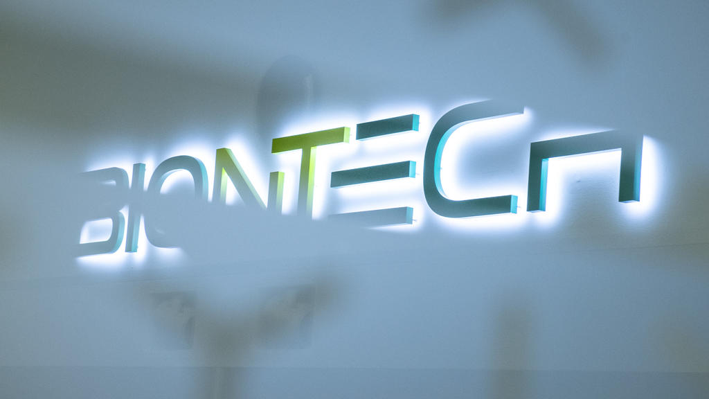 ARCHIV - 27.03.2021, Hessen, Marburg: Das Logo der Firma Biontech am neuen Produktionsstandort in Marburg. Das Mainzer Unternehmen Biontech will in den kommenden Jahren einen mRNA-Impfstoff gegen Malaria entwickeln. (zu dpa «Biontech will Malaria-Imp