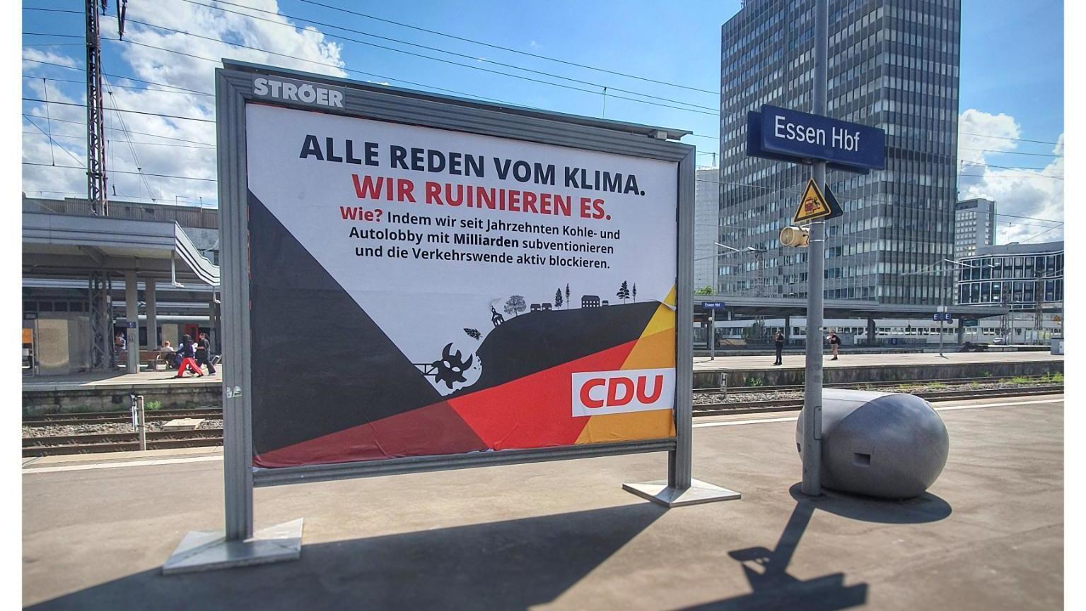 Fake-Wahlplakat am Essener Hauptbahnhof