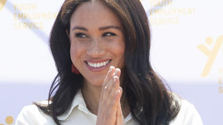 ARCHIV - 02.10.2019, Südafrika, Johannesburg: Meghan, Herzogin von Sussex, kommt zu einem Besuch im Tembisa-Township in der Nähe von Johannesburg an. Am 4. August wird Meghan 40 Jahre alt. Foto: Facundo Arrizabalaga/PA Wire/dpa +++ dpa-Bildfunk +++