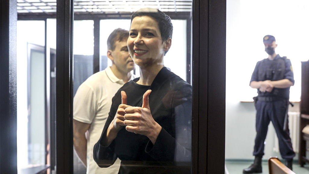 04.08.2021, Belarus, Minsk: Maria Kolesnikova (vorne), Oppositionelle aus Belarus, und der Anwalt Maxim Znak (dahinter) während einer Gerichtsverhandlung. Gut elf Monate nach ihrer Festnahme hat in Belarus der Prozess gegen die Oppositionelle Maria K