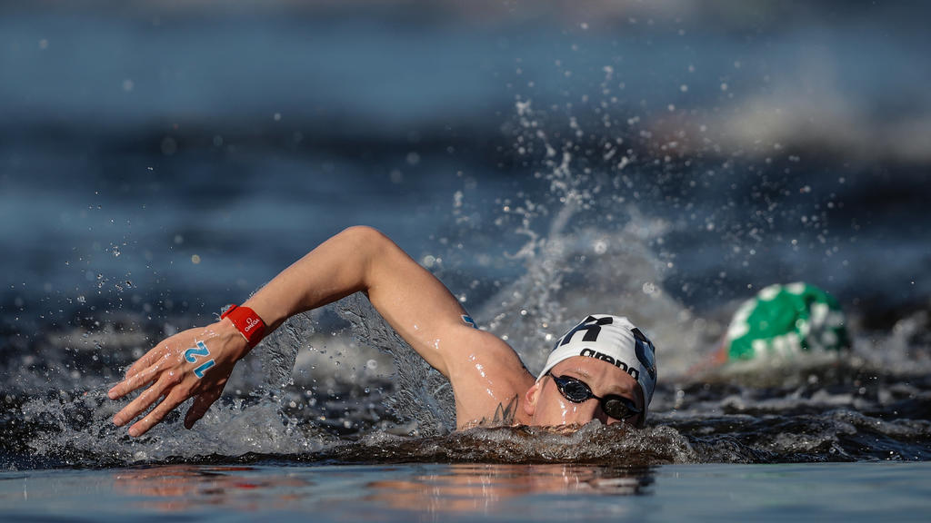 05.08.2021, Japan, Tokio: Schwimmen: Olympia, Freiwasser - 10 km, Männer im Odaiba Marine Park. Florian Wellbrock (l) aus Deutschland in Aktion. Foto: Oliver Weiken/dpa +++ dpa-Bildfunk +++