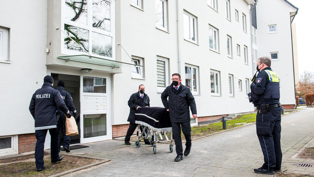 ARCHIV - 08.02.2021, Hamburg: Bestatter transportieren im Februar im Hamburger Stadtteil Bramfeld einen Sarg aus einem Mehrfamilienhaus ab. Ein Mann soll dort am vorherigen Abend seine Mutter umgebracht haben. Etwa einen Tag zuvor soll er auch seine
