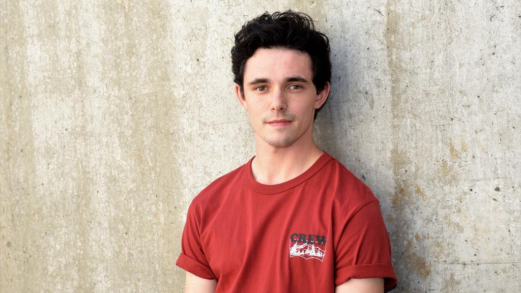 Marc Weinmann hat eine Schauspielausbildung in Köln gemacht.