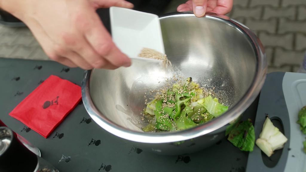 Salat kann auch auch gegrillt und anschließend mit anderen Zutaten vermischt werden.