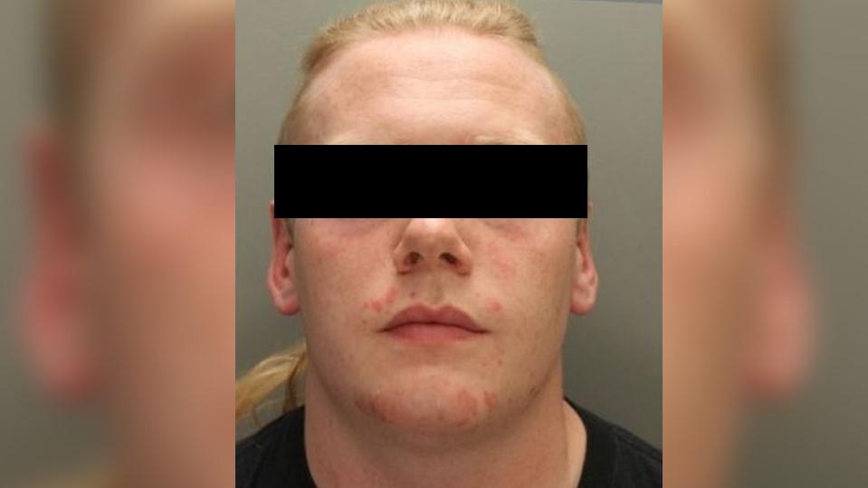 Der 29-jährige Pädophile Ryan Doran wurde in England verhaftet, nachdem ihn ein mutiges Schulmädchen erkannt und ihren Vater auf ihn hingewiesen hatte.