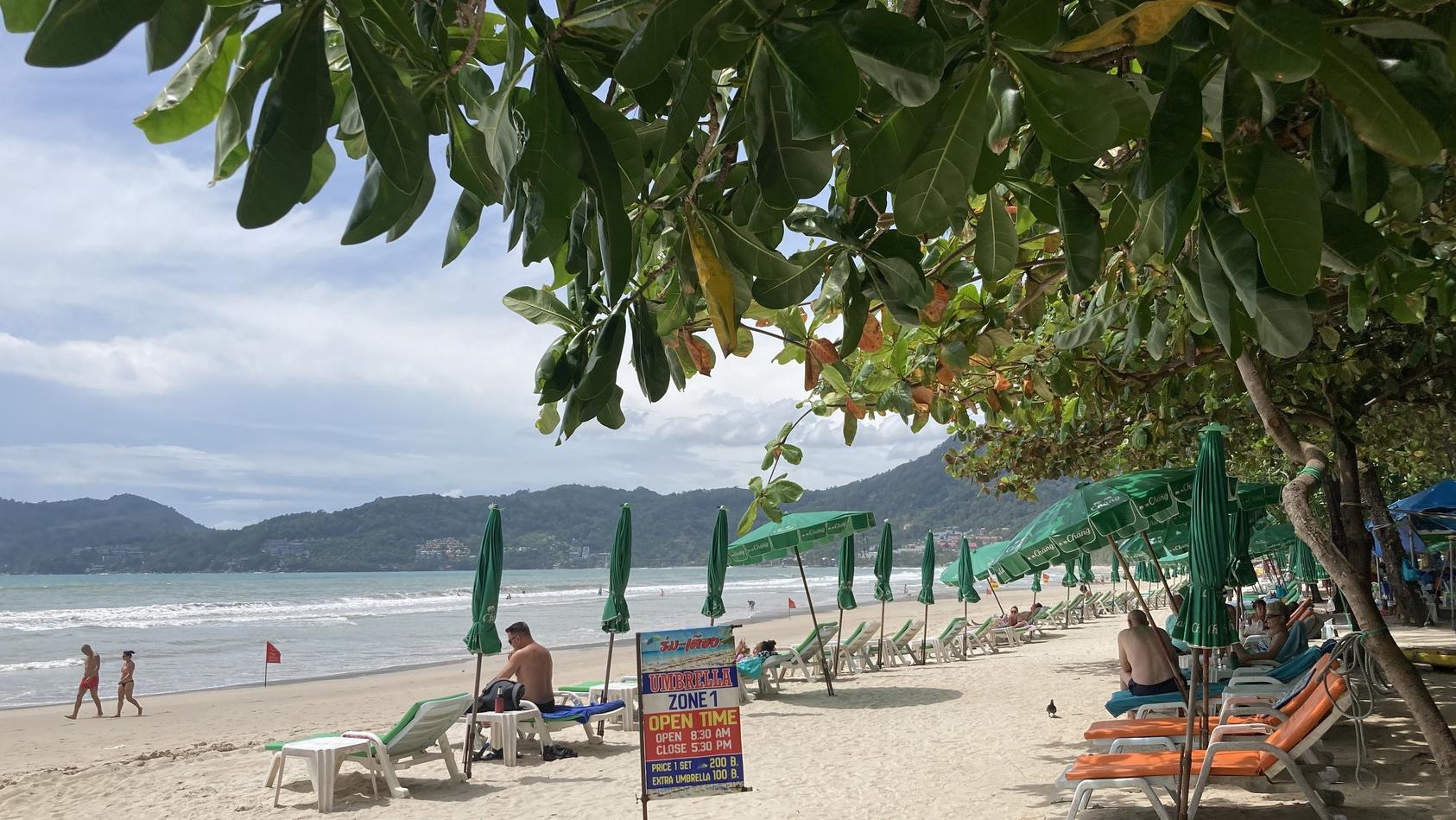 06.08.2021, Thailand, Phuket: Touristen halten sich im Rahmen des Modellprojekts "Sandbox" am Patong Beach auf. Phuket lässt seit 1. Juli vollständig geimpfte Urlauber quarantänefrei auf die Insel. So auch eine 57-jährige Schweizerin, die tot aufgefu