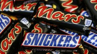 Mars and Snickers bars are seen in this picture illustration taken February 23, 2016.  U.S. chocolate maker Mars Inc announced a recall of chocolate bars and other products in 55 countries after bits of plastic were found in one of its products, the Associated Press reported on Tuesday. A statement posted on the website of the Netherlands Food and Consumer Product Safety Authority said Mars recalled Snickers, Mars, Milky Way, Celebrations and Mini Mix after a piece of plastic was found in one of its products that could cause choking. REUTERS/Stefan Wermuth/Illustration