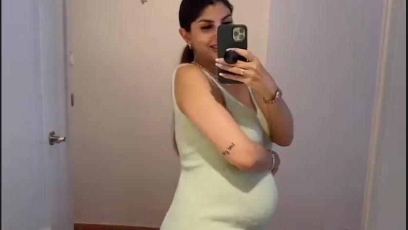 Yeliz Koc zeigt im Urlaub ihre riesige Babykugel.