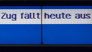Zug fällt aus steht am Montag (10.12.2018) auf einer Anzeigetafel am Hauptbahnhof in Dresden wegen eines Warnstreiks der Beschäftigten bei der Deutschen Bahn. *** Train cancelled on Monday 10 12 2018 on a scoreboard at Dresden main station due to a warning strike by Deutsche Bahn employees  