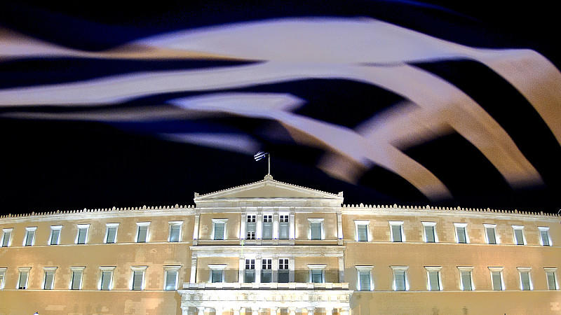Das griechische Parlament hat das Gesetz für einen Schuldenschnitt gebilligt.