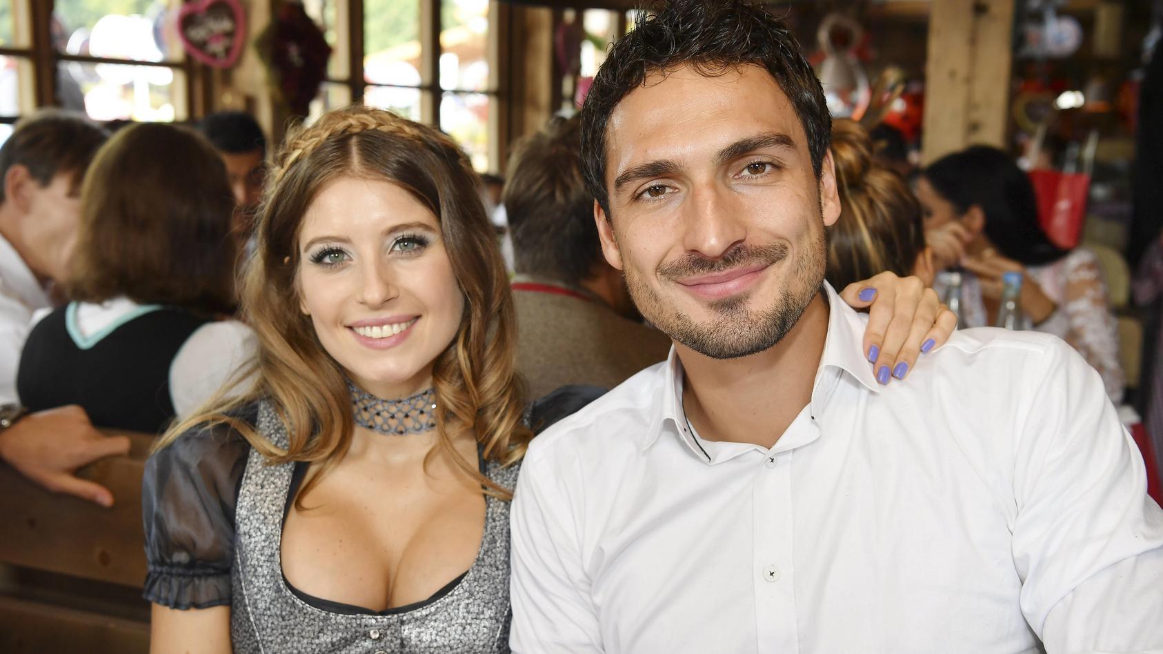 Mats Hummels und Frau Cathy auf der Wiesn am 23.9.2017 in München. Mats Hummels of FC Bayern Muenchen and his wife Cathy attend the Oktoberfest beer festival at Kaefer Wiesenschaenke tent at Theresienwiese on September 23, 2017 in Munich, Germany. Ma