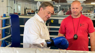 Armin Laschet im Boxring