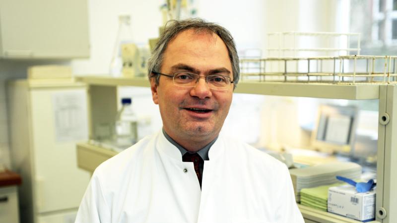 Der Virologe Helmut Fickenscher, Leiter des Kieler Institutes für Infektionsmedizin. Foto: Carsten Rehder/dpa/Archivbild