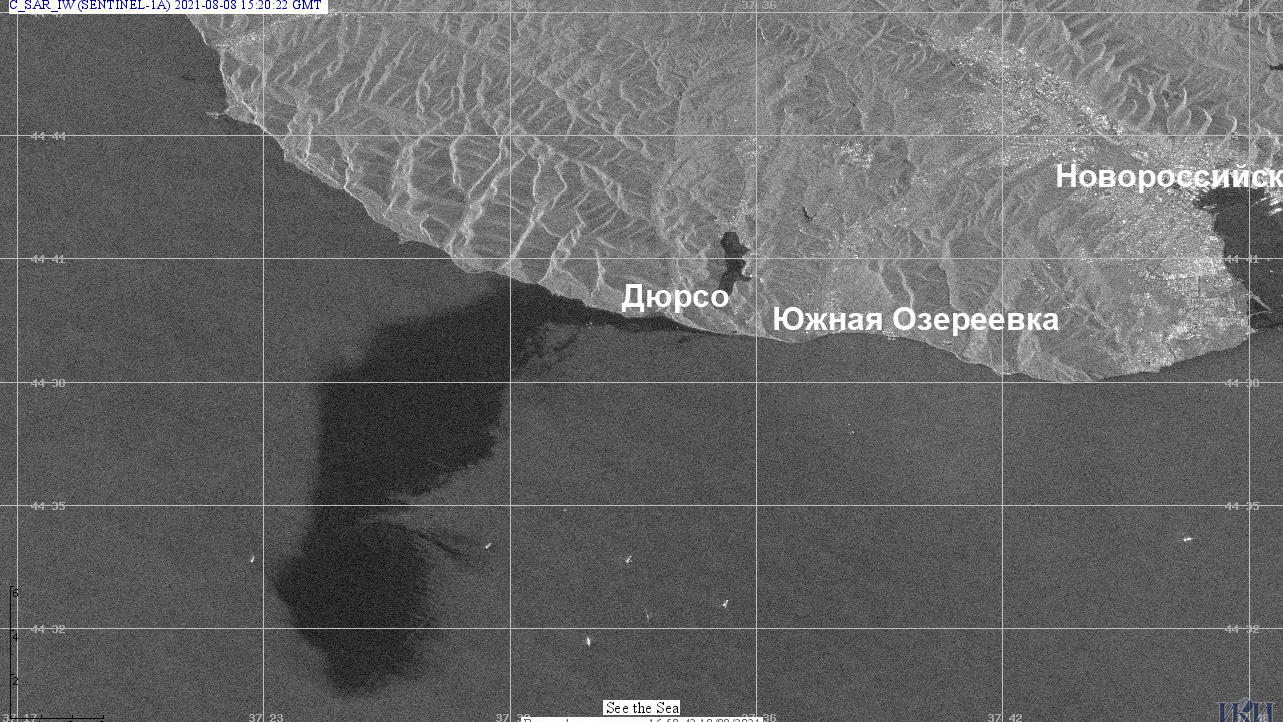Russland, Noworossijsk: Das Satellitenbild der Russischen Akademie der Wissenschaften zeigt einen Ölteppich nach einem Unfall mit einem Tankschiff im Schwarzen Meer. Der Ölteppich sei mit 80 Quadratkilometern um mehrere Hundertt