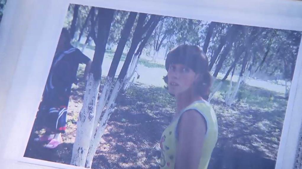 Ihre Betreuerin zeigt Fotos von Oksana, Jahre nachdem sie zum bislang letzten Mal in der Öffentlichkeit stand.