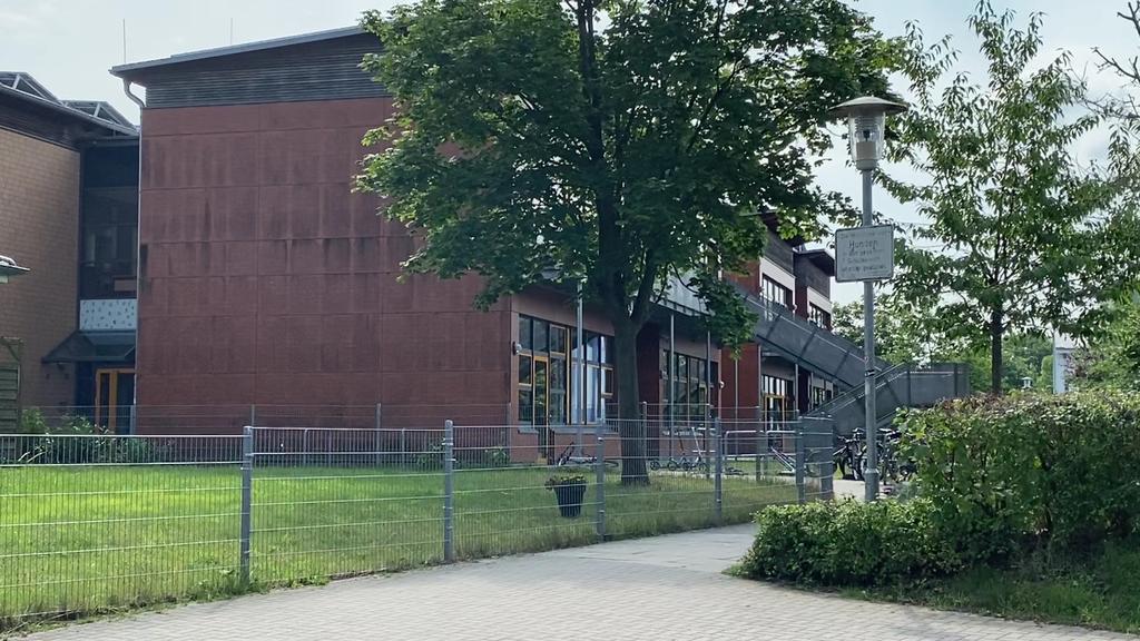 Die Kieler Staatsanwaltschaft ermittelt wegen eines Mordaufrufs in einer Telegram-Chatgruppe gegen die Schulleitung und Lehrende dieser Schule in Schleswig-Holstein.