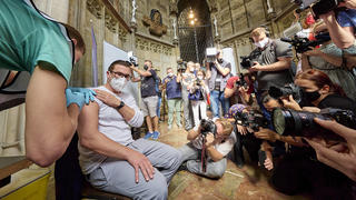 News Bilder des Tages photonews.at/ - Wien 11.08.2021 - Coronavirus-Krise - Heute hat die Stadt Wien zusammen mit dem Wiener Stephansdom eine Impfstation in der Barbarakapelle des Stephansdoms vorgestellt. PHOTO: Die erste Impfung in der Barbarakapelle. // Vienna AUSTRIA - Coronavirus crisis - Today, the City of Vienna, together with St. Stephen s Cathedral in Vienna, presented a vaccination station in St. Stephen s Cathedral s Barbara Chapel. Impfstrasse im Stephansdom *** photonews at Wien 11 08 2021 Coronavirus crisis Today, the City of Vienna, together with St Stephen s Cathedral in Vienna, presented a vaccination station in St Stephen s Cathedral s Barbara Chapel vaccination street in St Stephen s Cathedral PHOTO The first vaccination in St Stephen s C PUBLICATIONxNOTxINxAUT
