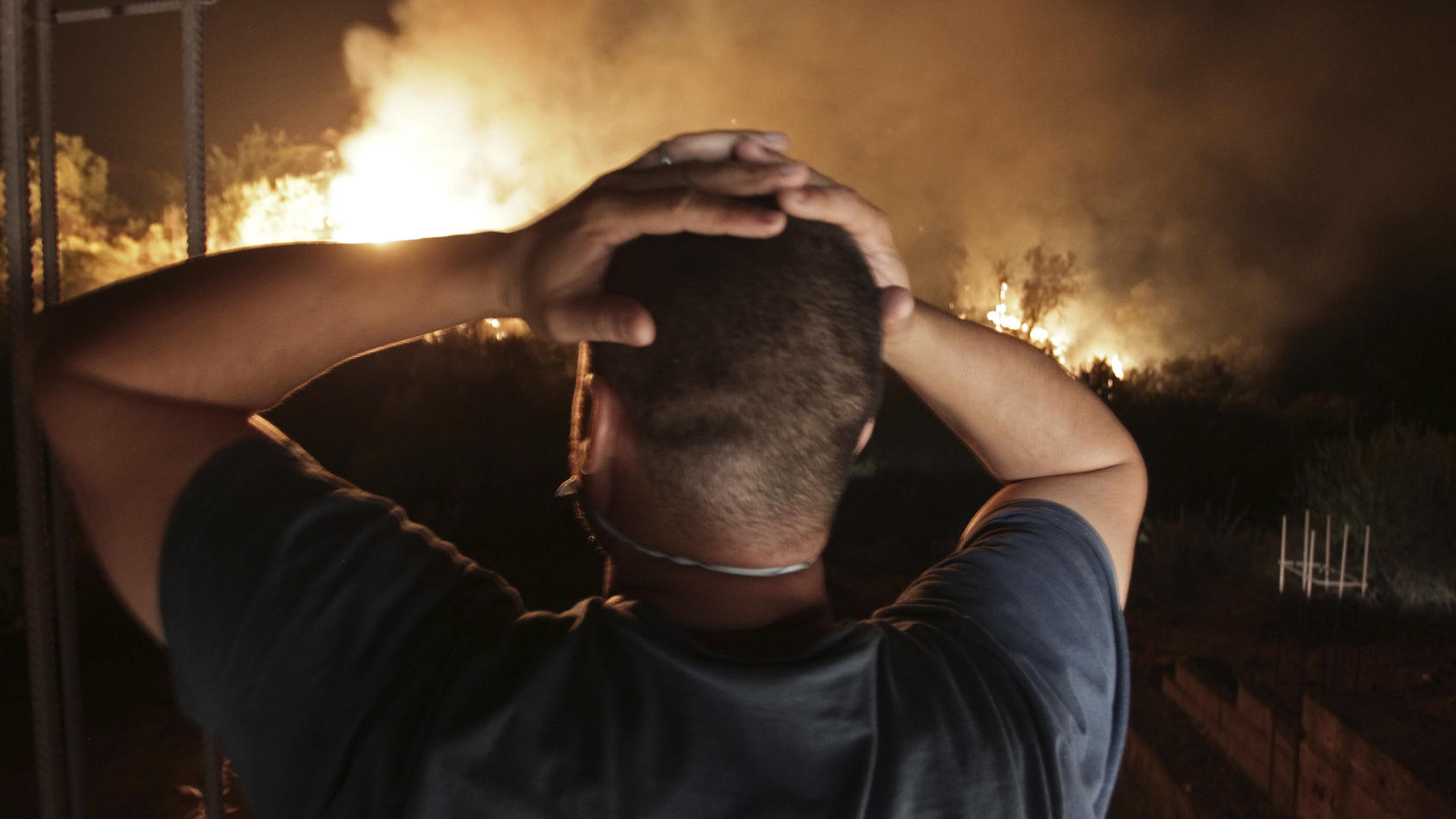 Ein verzweifelter Mann beobachtet die Waldbrände in der Nähe des algerischen Dorfes Larbaa Nath Irathen.