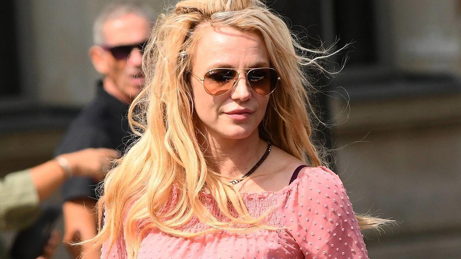 britney spears vermogen verprasst mutter lynne soll millionen dollar fur eigene zwecke geklaut haben