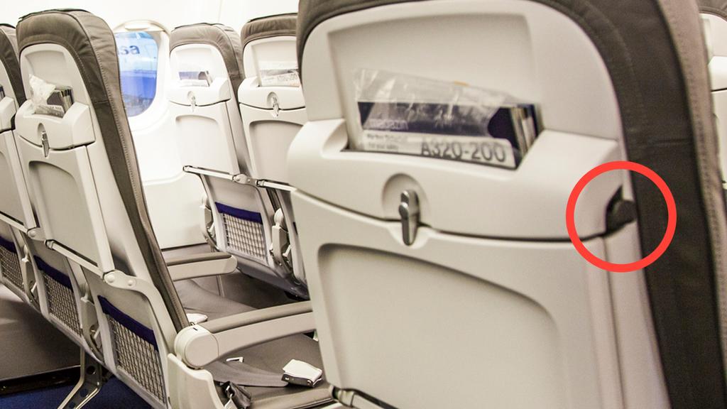 Ein kleiner Haken an der Seite des Sitzes im Flugzeug.