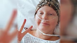 Eine junge Frau liegt während der Chemo-Therapie im Bett. Sie trägt eine Kopfbedeckung und man sieht Beatmungsschläuche.