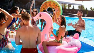 Eine Gruppe Freunde hat Spaß im Pool.