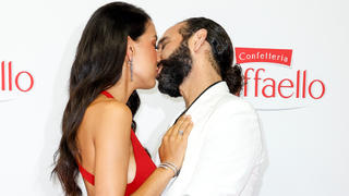 Rebecca Mir und Ehemann Massimo Sinato beim  „Raffaello Summer Dinner 2021“ ganz verliebt.