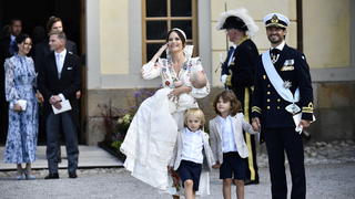 14.08.2021, Schweden, Stockholm: Prinzessin Sofia (3.v.l) von Schweden hält Prinz Julian von Schweden im Arm für ein Foto mit Prinz Gabriel (M,vorne) von Schweden, Prinz Alexander (2.v.r) von Schweden und Prinz Carl Philip von Schweden nach der Taufe von Prinz Julian vor der Kapelle des Schlosses Drottningholm. Prinz Julian ist der dritte Sohn von Prinz Carl Philip und Prinzessin Sofia. Foto: Erik Simander/TT News Agency/AP/dpa +++ dpa-Bildfunk +++