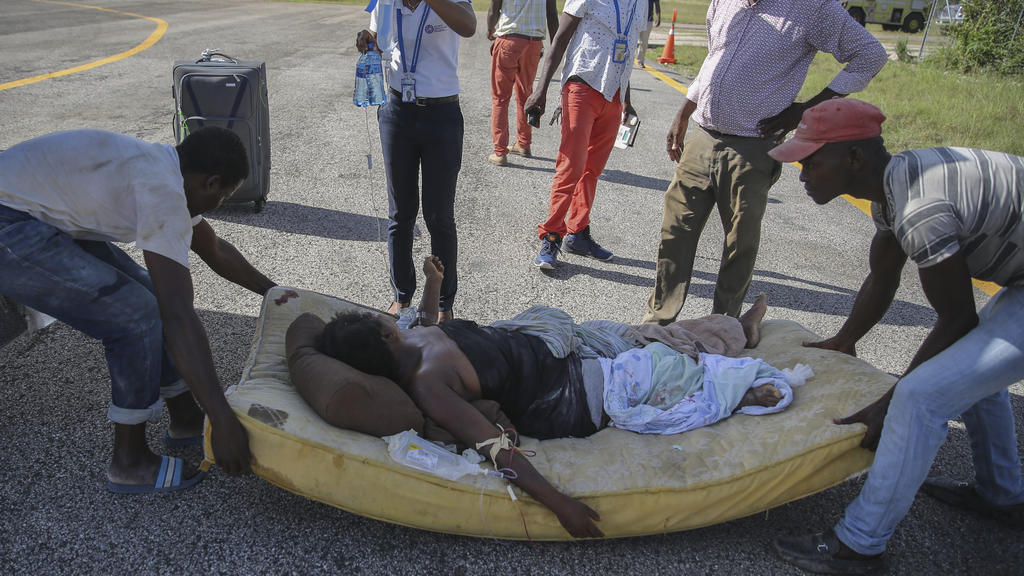 Nah dem Erdbeben auf Haiti helfen Retter den Verwundeten.