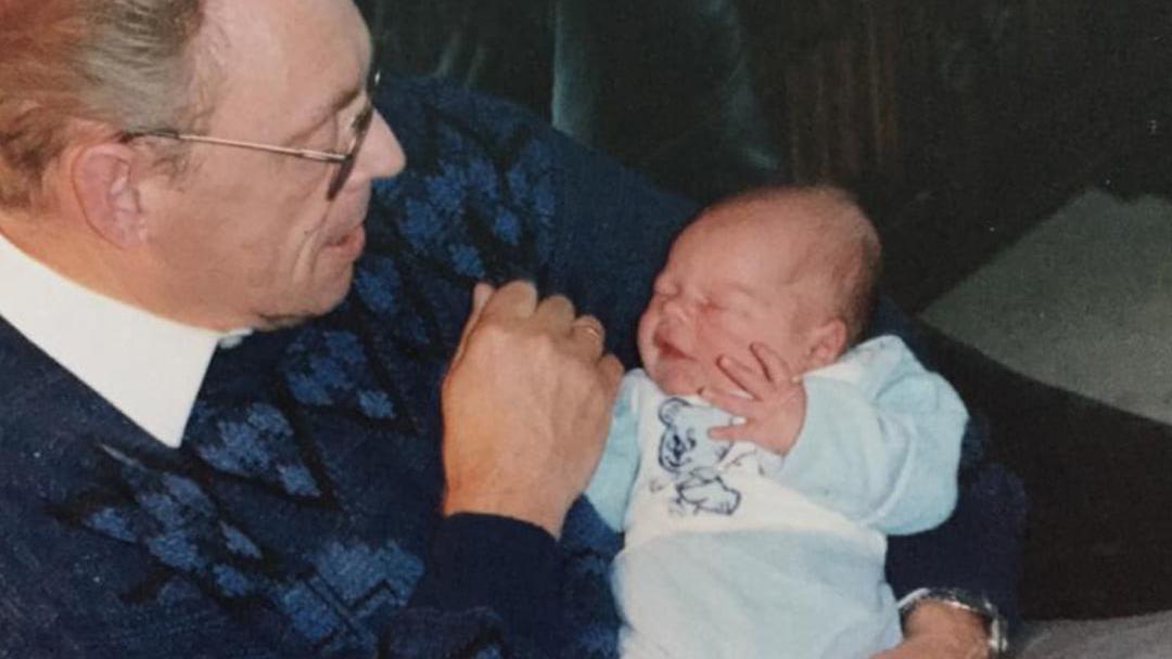 Enkelsohn Daniel Brannekämper will wissen, wer für den gewaltsamen Tod seines Großvaters Kurt (86) verantwortlich ist. (Provatfoto, das Opa und Enkel zeigt) 