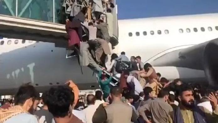Am Flughafen von Kabul kam es zu chaotischen Szenen: Dutzende Menschen, die es auf das Gelände geschafft hatten, klammerten sich verzweifelt an Flugzeuge. 