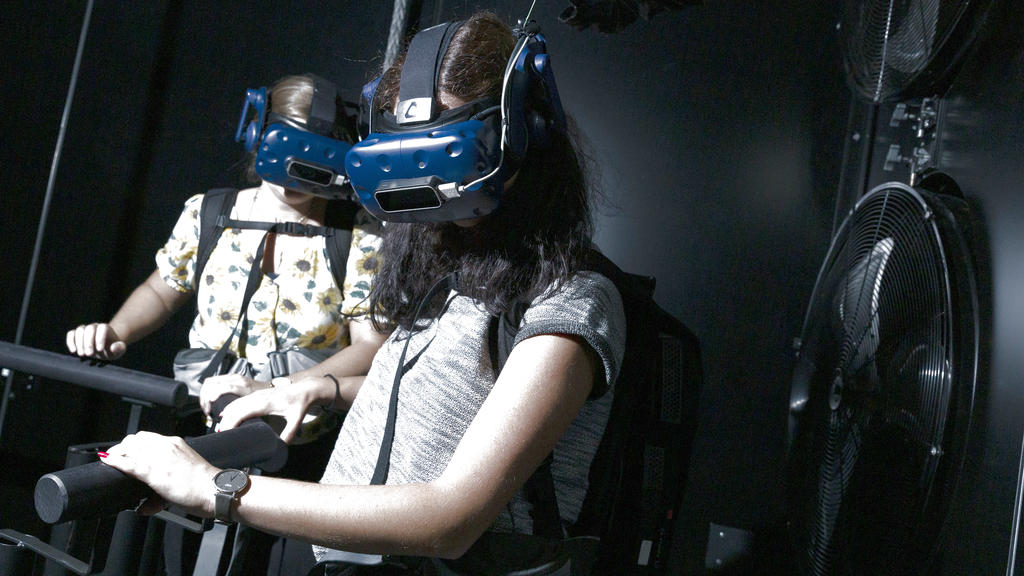 Mit VR-Brille und Kopfhörern geht's auf den gefährlichsten Wanderweg der Welt.