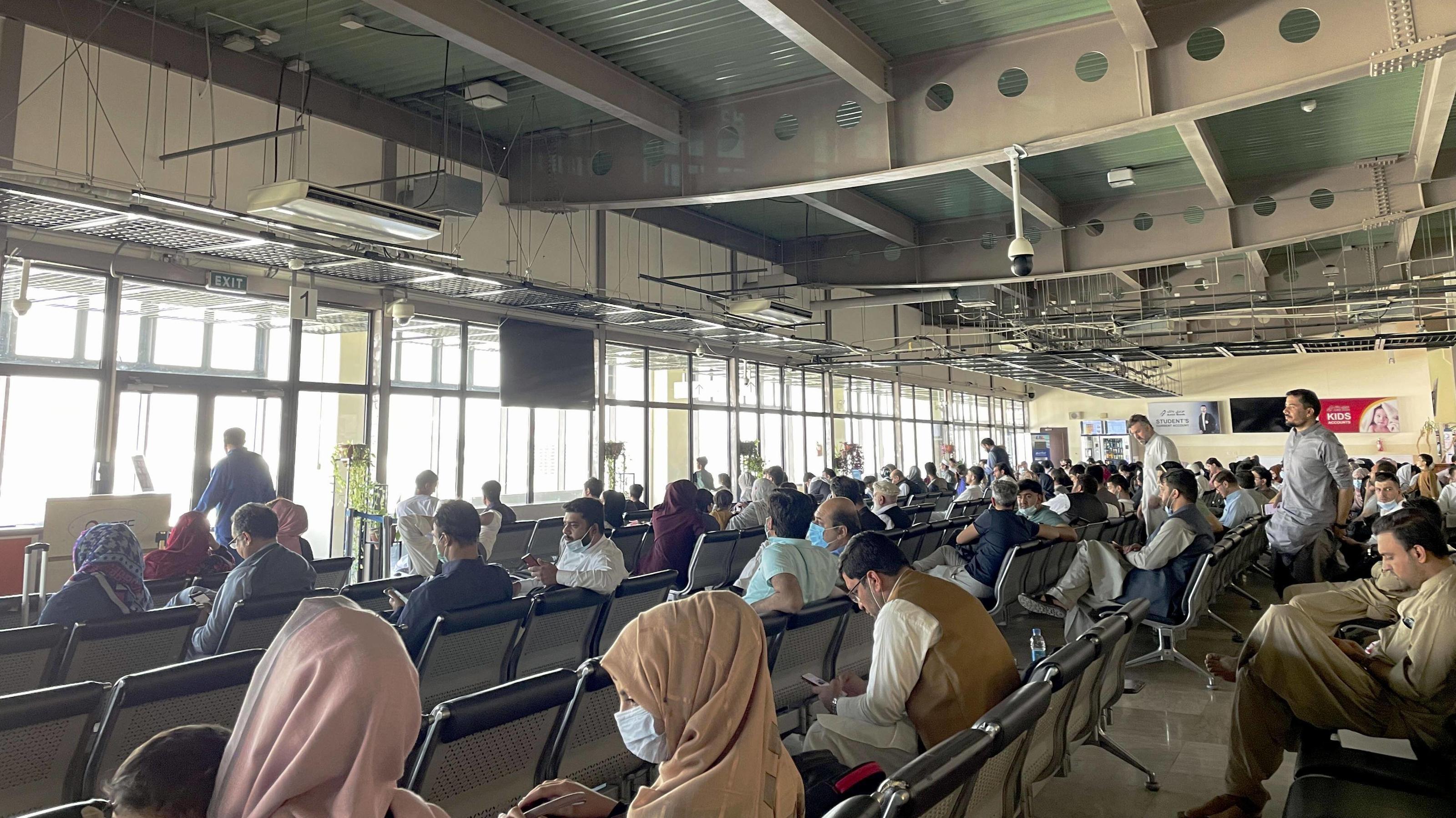 Menschen am Flughafen von Kabul 