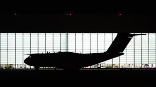 16.08.2021, Niedersachsen, Wunstorf: Eine Airbus A400M Maschine steht auf dem Fliegerhorst Wunstorf vor einem Flugzeughangar. Das erste Bundeswehrflugzeug hat den Evakuierungseinsatz in Afghanistan unter schwierigen Bedingungen auf dem Flughafen Kabul begonnen. Nach stundenlanger Verzögerung und Warteschleifen in der Luft konnte der A400M in der Nacht zu Dienstag dort landen. Die Maschine setzte Fallschirmjäger ab, die die Rettungsaktion absichern sollen, nahm auszufliegende Menschen an Bord und startete schnell wieder. Foto: Lino Mirgeler/dpa +++ dpa-Bildfunk +++