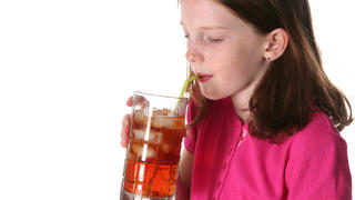 Die Inhaltsstoffe wie Zucker und Koffein sind aber vor allem für Kinder bedenklich.